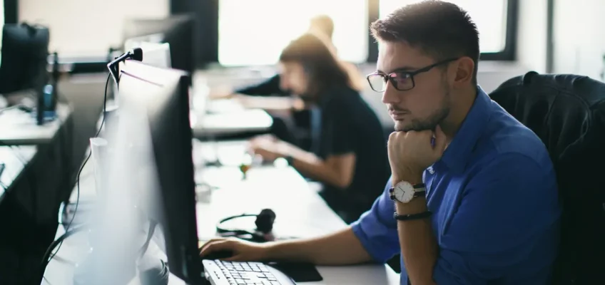 mężczyzna pracuje przed komputerem