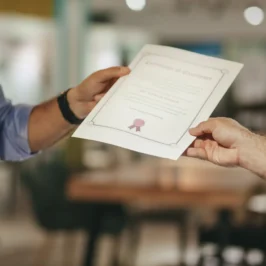 mężczyzna odbiera certyfikat